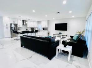 Entire House - 5 Minutes to the Beach and FLL Airport