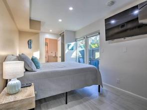 Canal-front Condo: Walk to Downtown Ft Lauderdale!