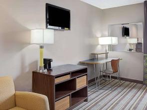 Super 8 By Wyndham Jamaica North Conduit