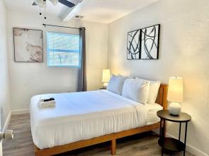 Updated Studio With Laundry Full Kitchen 36B