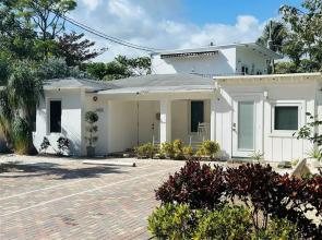 Islands Inn on the Drive - Reflection Room - Queen Bed - B3