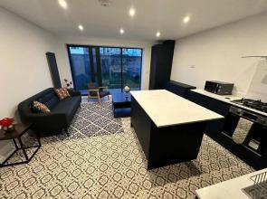 Immaculate 4-bed House Near City Airport