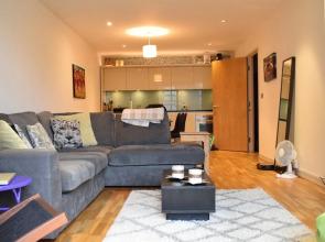 1 Bedroom Flat Near Old Street With Balcony