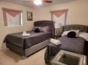 JUNGLE TO BEACH 4 R 3 BR Family and Pet Heated pool N Airport N Beach N Hard Rock