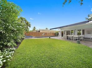 Upscale Modern Beach W/ Saltwater Pool 3 Bedroom Home