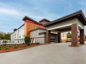 La Quinta Inn & Suites by Wyndham Knoxville Papermill