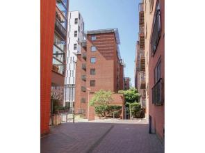 Modern, Spacious 1BR Central Manchester Flat for 4