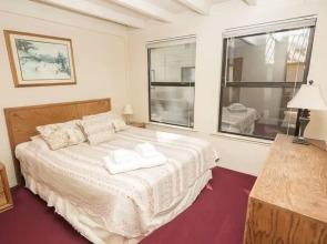 3195 Pasadena Avenue 6 Bedroom Home by RedAwning