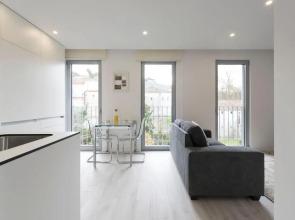 LovelyStay - Modern Loft with Gym & Free Parking minutes away from CBD