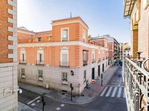 Luxury Apartment in La Latina by Batuecas