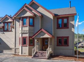 Luxe & Spacious Riverfront , Steps To Downtown 5 Bedroom Home