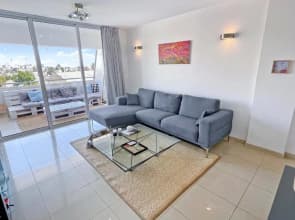 2BR SEAVIEW Apt in prime location 1 min from sea