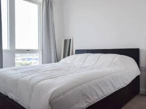 2 Bedroom Riverside Flat in Greenwich With Large Balcony