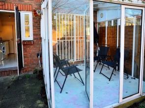 Modern & Spacious - Walk to London Excel- Parking