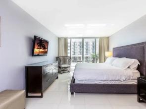 Sea-view Romantic Suite Minutes from the Beach