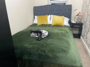 Cosy Home - 3 Bedroom 2 Bathroom - Free Parking, Fast Wifi and Smart TV Central Location