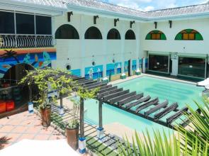 Reddoorz Plus @ Castle Chateau Iloilo