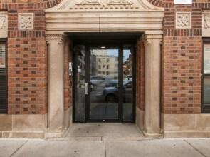 Minimalist Design Studio Apt in Uptown