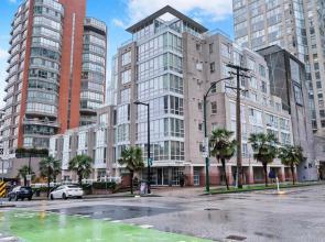 1BD+Den condo, with free parking in Downtown!