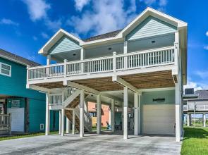 Walk to Shore: Family Retreat in Crystal Beach!