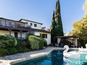 Spacious and Bright 5-bedroom Oasis Pool and Yard