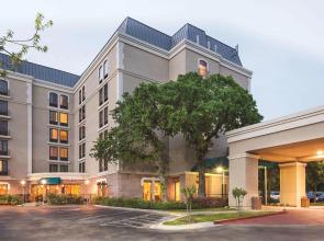DoubleTree by Hilton Austin - University Area