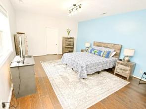 10 min Walk to ND Stadium 1820