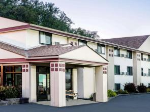 Super 8 by Wyndham Mankato