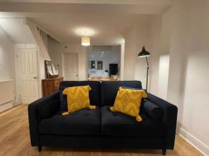 Contemporary House Garden near Park & Thames