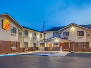 Super 8 by Wyndham Weston WV