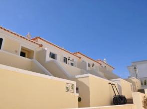 Casa Silwa - Chic 2BR Townhouse, Ocean Views, 5min to Beach & Pool