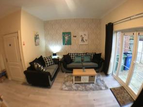 Very LARGE 4 Bed House, 3 Bathrooms, 5 Smart TV's & VAN PARKING