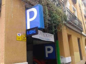 Exclusive quietness in the heart of Madrid with Public Parking, Breakfast, 2 bathrooms