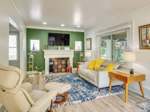 6 Mi to Arrowhead Stadium: Charming Home w/ Porch!