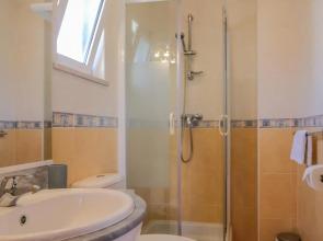 Top-floor 2 BR holiday home with sea view and pool