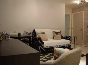 Modern 1 Bedroom Apartment With Balcony