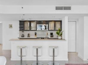 Bayfront Gem With Balcony And Pool