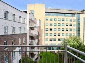 Peaceful 2 Bedroom Flat Beside Silicon Docks