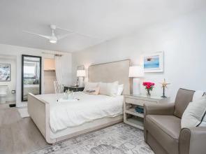 Palm Bay Club 8th Floor On Complex Private Beach