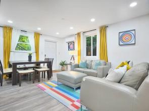 4 to 14 Guests 2 Kitchens Deco Retreat BBQ Patio