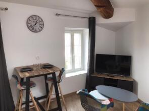 Super Studio refait à neuf proche des commerces