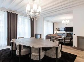 Champs Elysées Avenue Montaigne Elegance