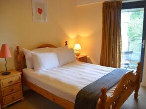 MetroStays - Riverside Apartment