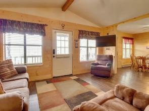 Cabin Getaway in Mountain View w/ Porch + Grill