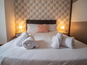 FAMILY FLAT CLOSE to the CENTER