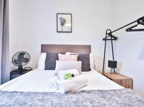 2 Bed Flat with Parking Near Waterfront