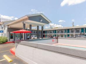 Motel 9 University-Downtown