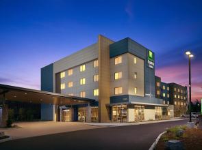 Holiday Inn Express & Suites Portland Airport - Cascade Stn by IHG