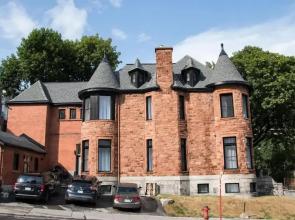 Studiotel Penfield Musees District