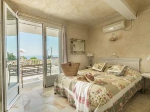 Luxurious villa in Les Issambres with Jacuzzi